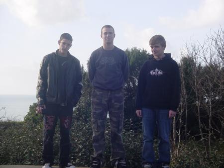 les 3 otre, c moi ,ptetre le + foufou, max le + jeune (sa se voi,lol) et nico le + serieux